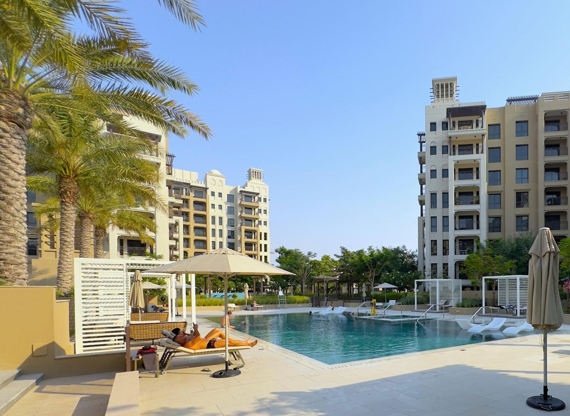 Megaluxury Flat Resort, Amazing Pool, Burj Direct View * Dubai
