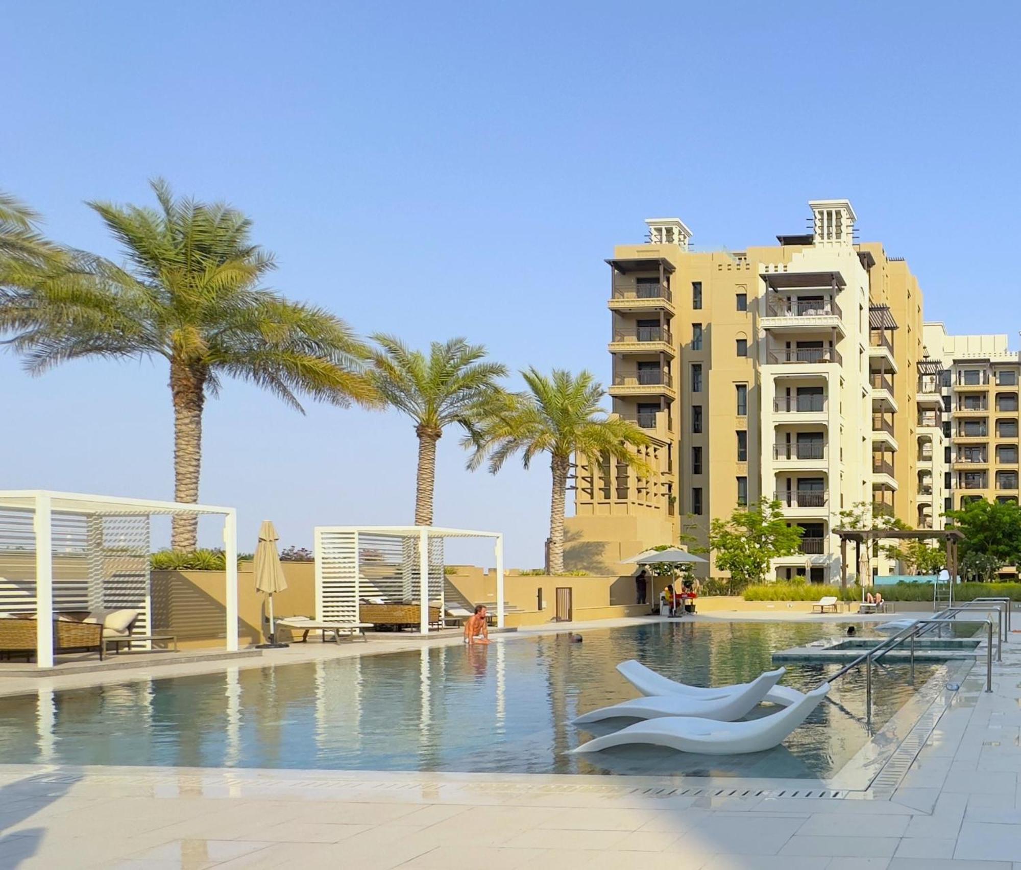 Megaluxury Flat Resort, Amazing Pool, Burj Direct View * Dubai