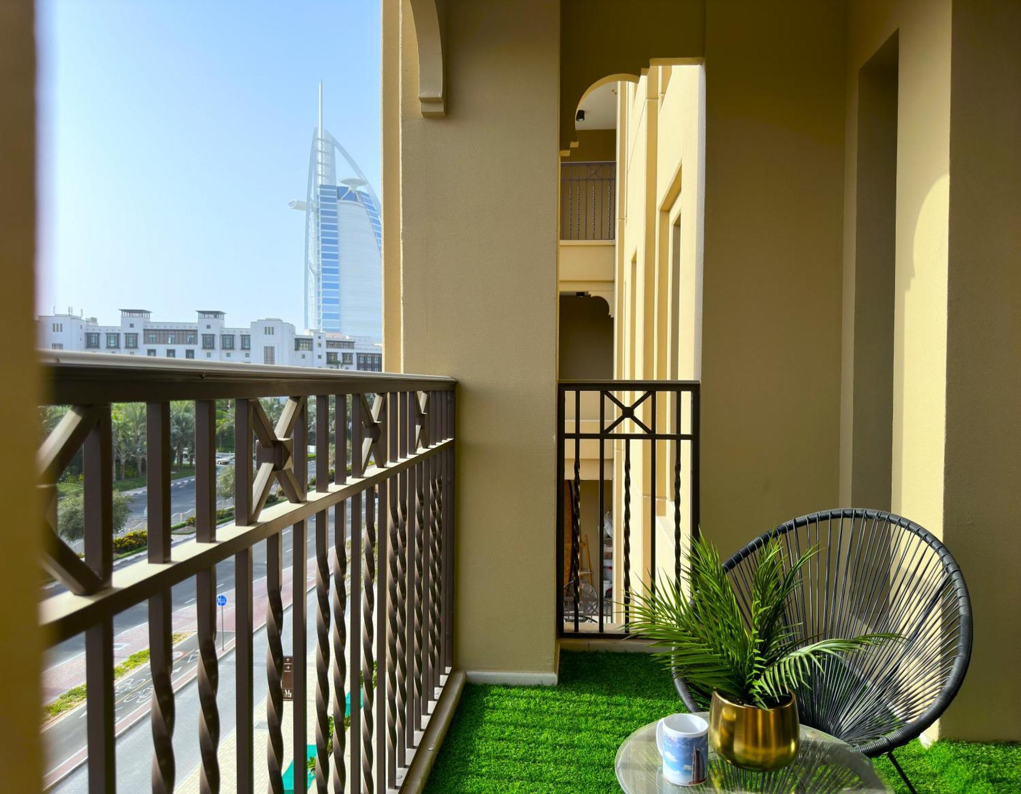 Megaluxury Flat Resort, Amazing Pool, Burj Direct View * Dubai