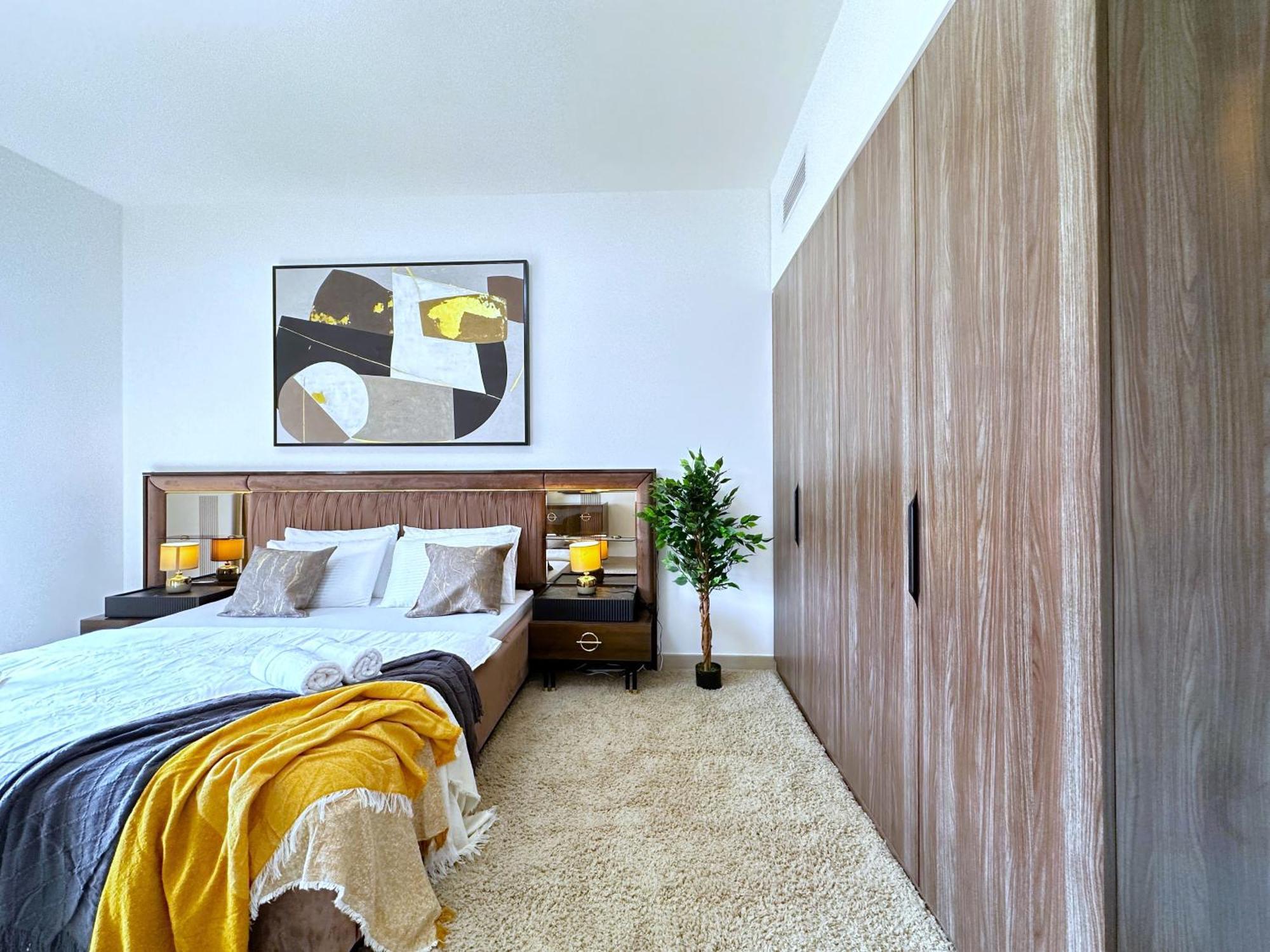 Megaluxury Flat Resort, Amazing Pool, Burj Direct View * Dubai